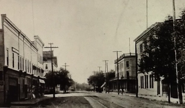 Eveline Street in 1910. Building on either side of the street. You are able to see the Merchant's Hotel and the Traders bank on the left side of the image