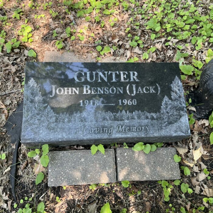 Colour photo of a black gravestone with the name 'Gunter'