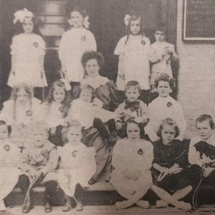 Black and white group portrait of Knox Presbyterian Sunday School goers