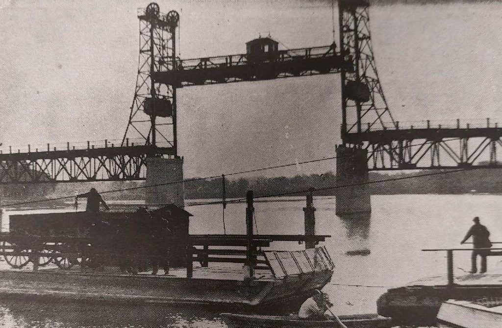 Selkirk Bridge in the background with view of the Selkirk Ferry in the center of the image