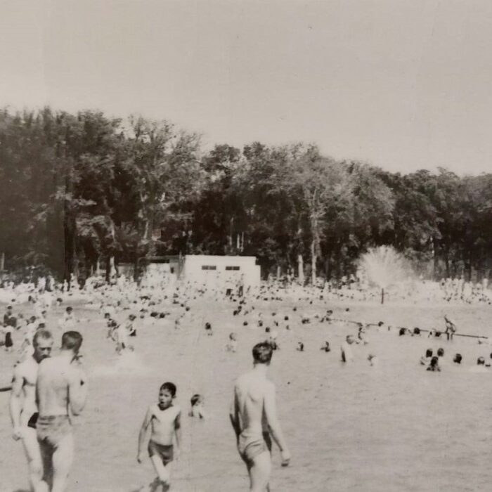 Selkirk Rotary Lake, Date Unknown, Selkirk Museum Collection Black and white photograph of crowds of people gathered at an outdoor pool.