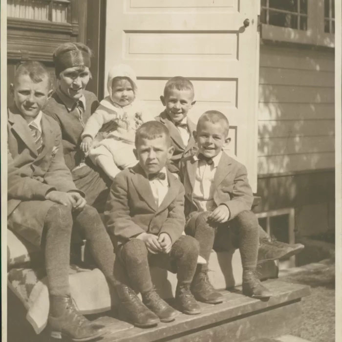 Dorothea Gordon and Her Five Children, 1925, Geoff Blackwood Black and white portrait of Dorothea Gordon and her 5 children