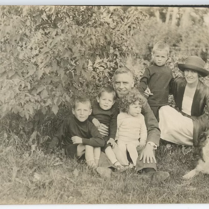 William Gordon and Family (missing from the photo is eldest son William Frederick), 1927, Geoff Blackwood Black and white portrait of William Gordon and his family