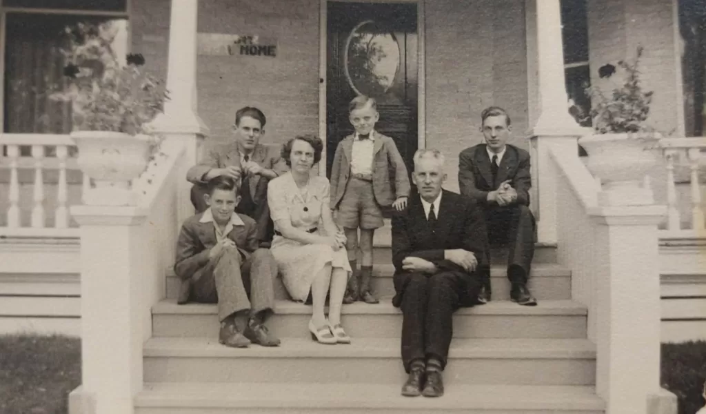 Maurice and Muriel Gilbart and their 4 Boys, Mel top left, Eric top right, Don middle, Roy bottom left, c1942