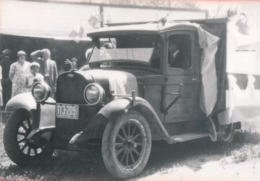 Black and white picture of a parade car in 1930