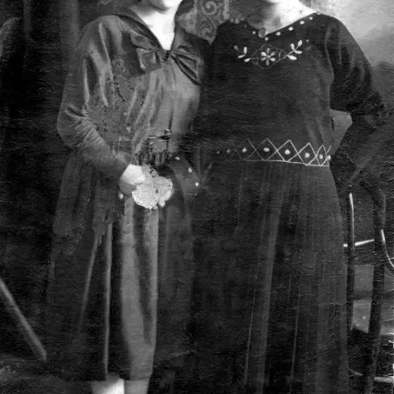 Black and white portrait of Freda Berg and her sister