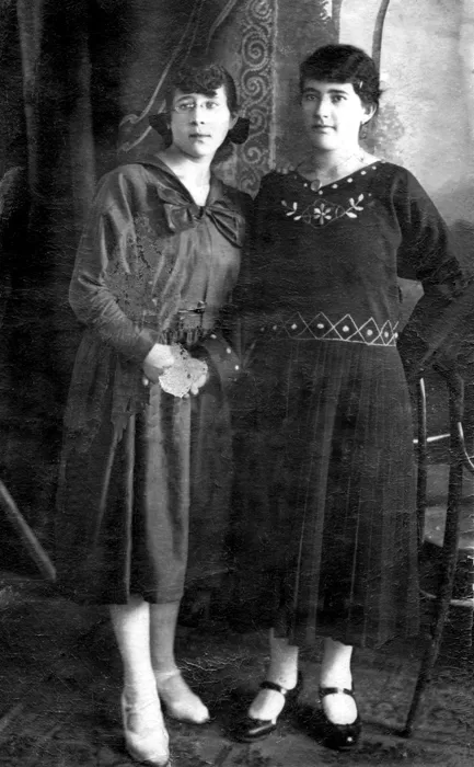 Freda Berg with Sister, Sarah, c1914, The Berk Family of Troskunai