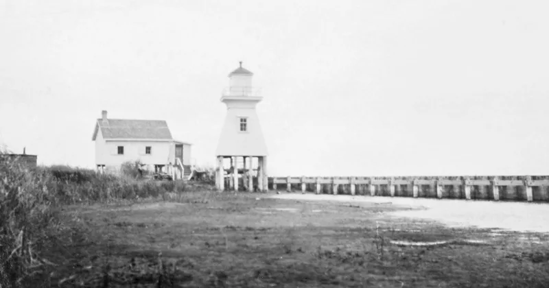 Photo of a lighthouse and small building.