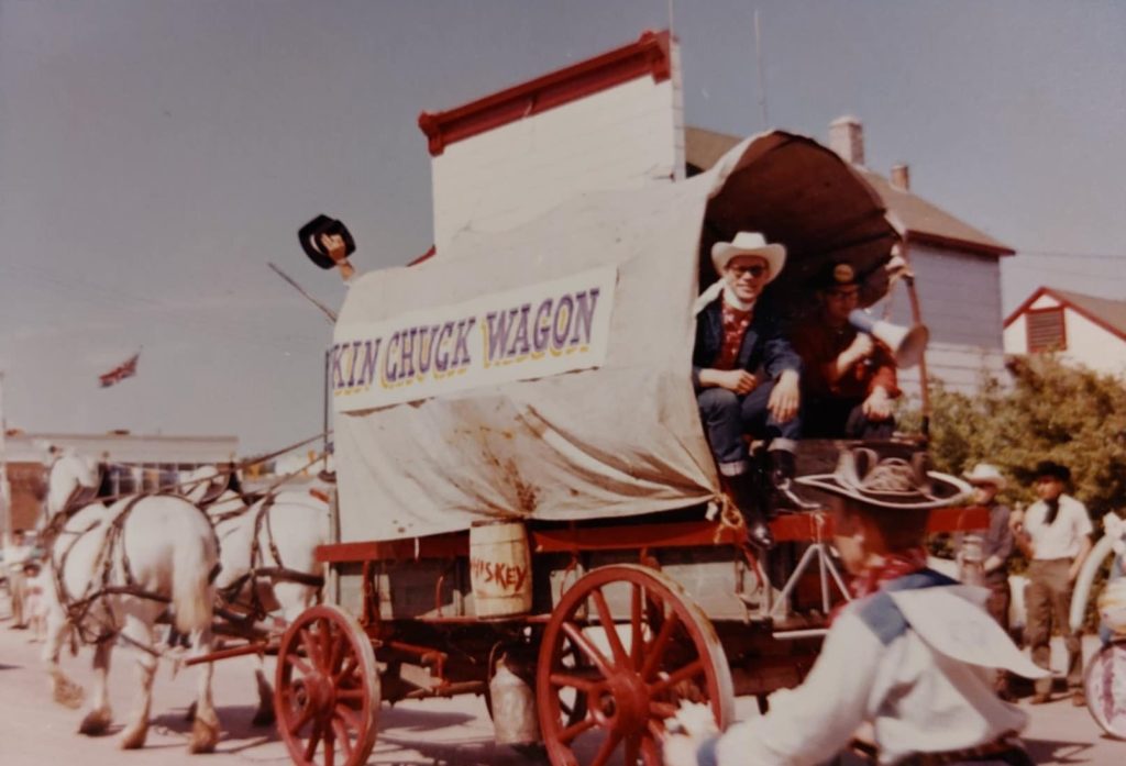 A colour image of a chuck wagon with a banner on the outside which says 'kin chuck wagon'