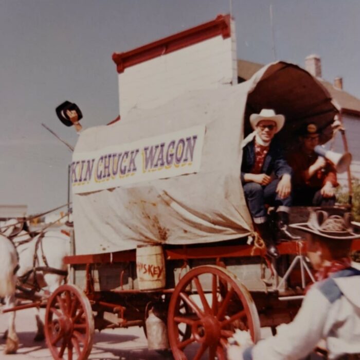 A colour image of a chuck wagon with a banner on the outside which says 'kin chuck wagon'