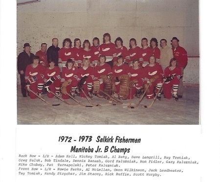 A colour image of a group of hockey players posing for a team photos. Below the photo is the date and names of the players