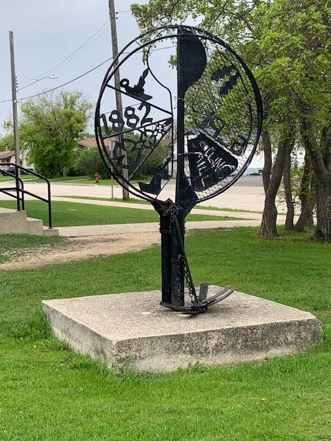A colour image of a metal monument describing Selkirk's history