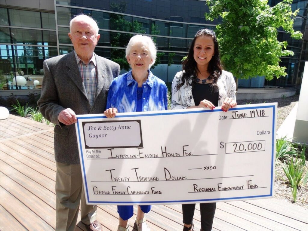 Colour photo of Jim and Betty Anne Gaynor holding a cheque