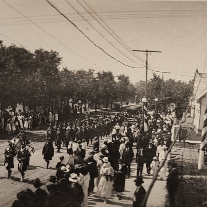 Bagpipe Players and Veterans Marching Down Eveline, 1919, Selkirk Museum Collection Black and white photo of a parade making its way down the street. Town Hall is visible on the right side of the photo